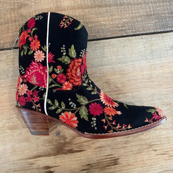 Anthropologie MOMO NEW YORK Embroidered Rose Boots NEW Size 39 - Picture 9 of 14